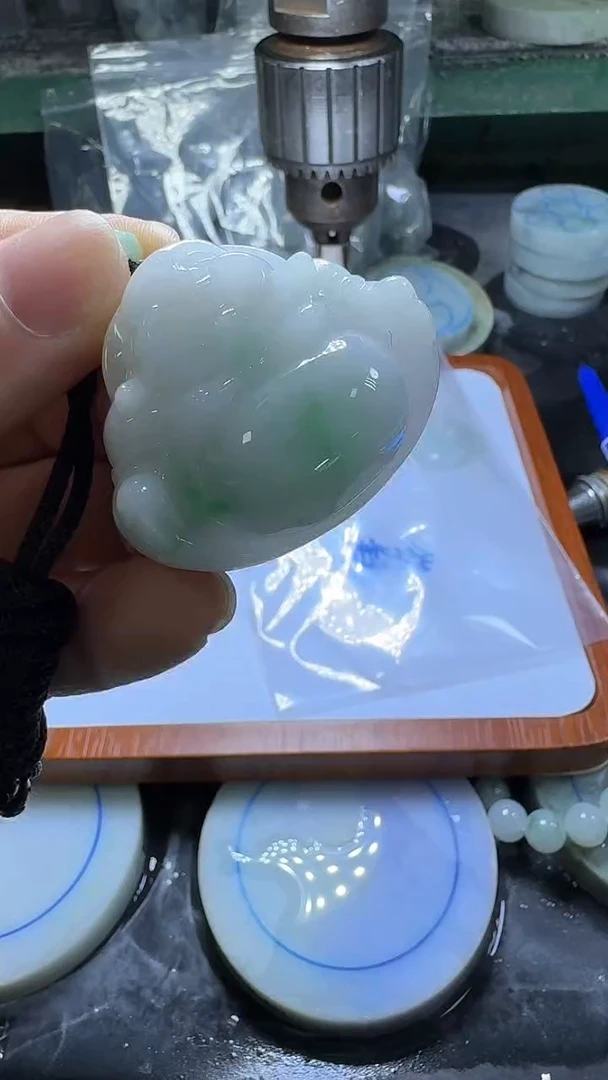 翡翠未镶嵌颈饰大佛公