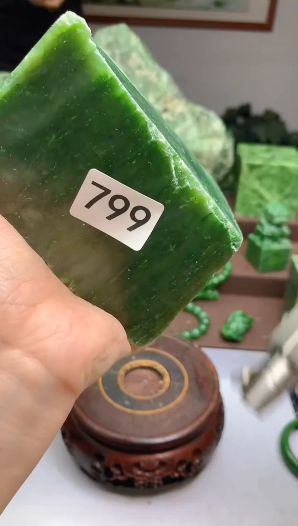 和田玉（碧玉）未镶嵌珠宝半成品1