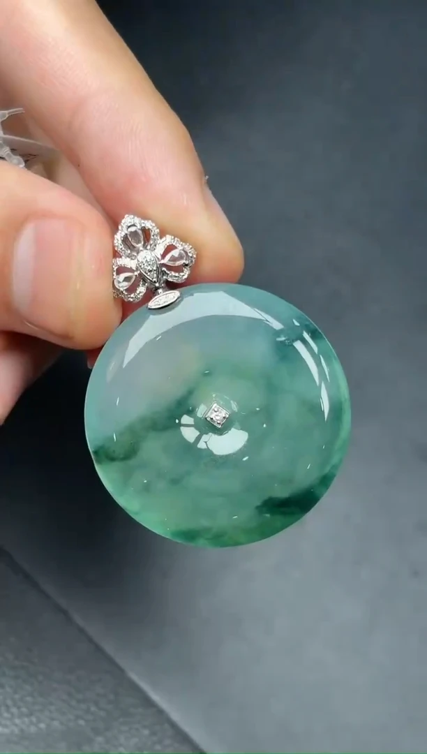 颈饰18K金镶嵌翡翠平安扣