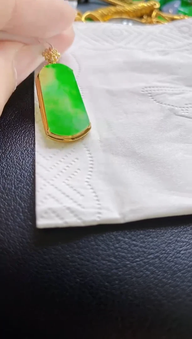 颈饰18K金镶嵌翡翠无事牌