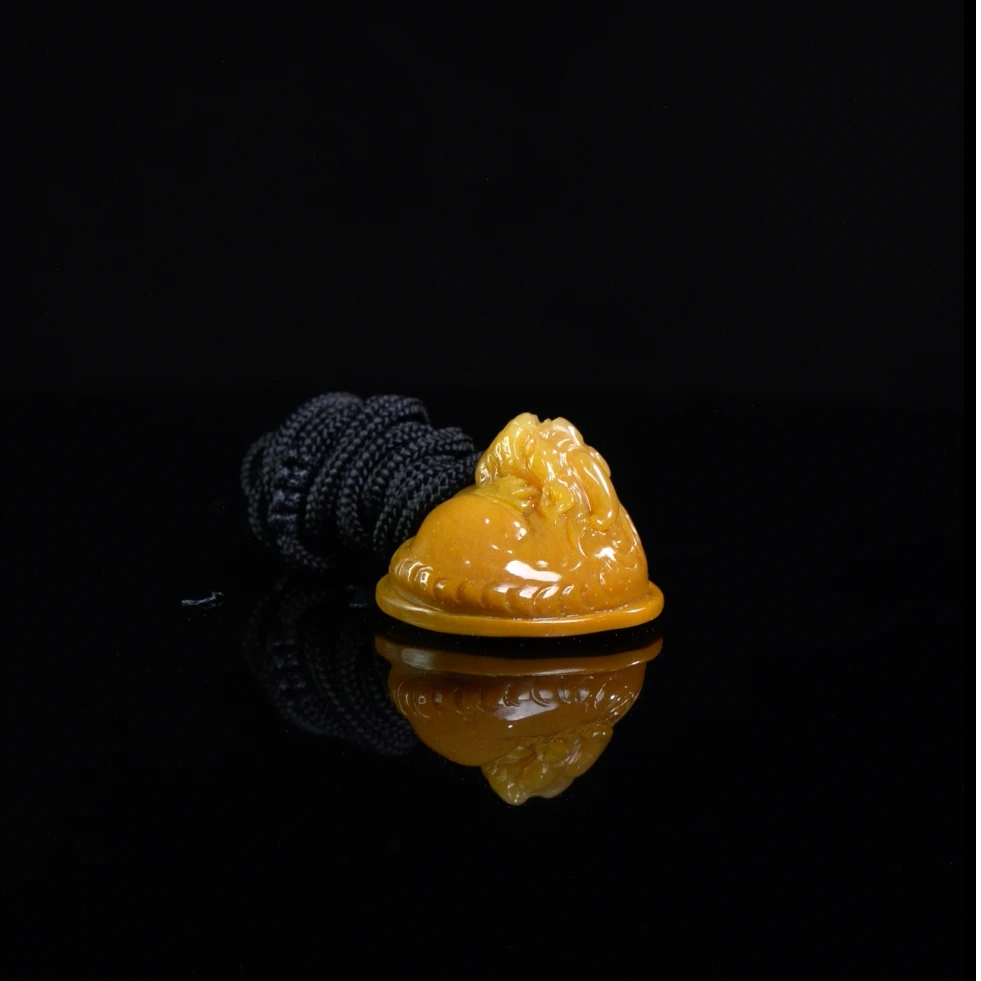 Lot.18.老挝北部田黄貔貅抱财挂件14.7克2.8x2.7x1.8cm