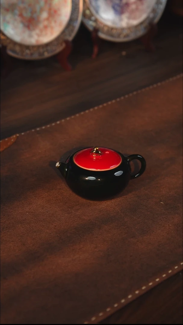 瓷鎏金太湖石墨绿釉小壶