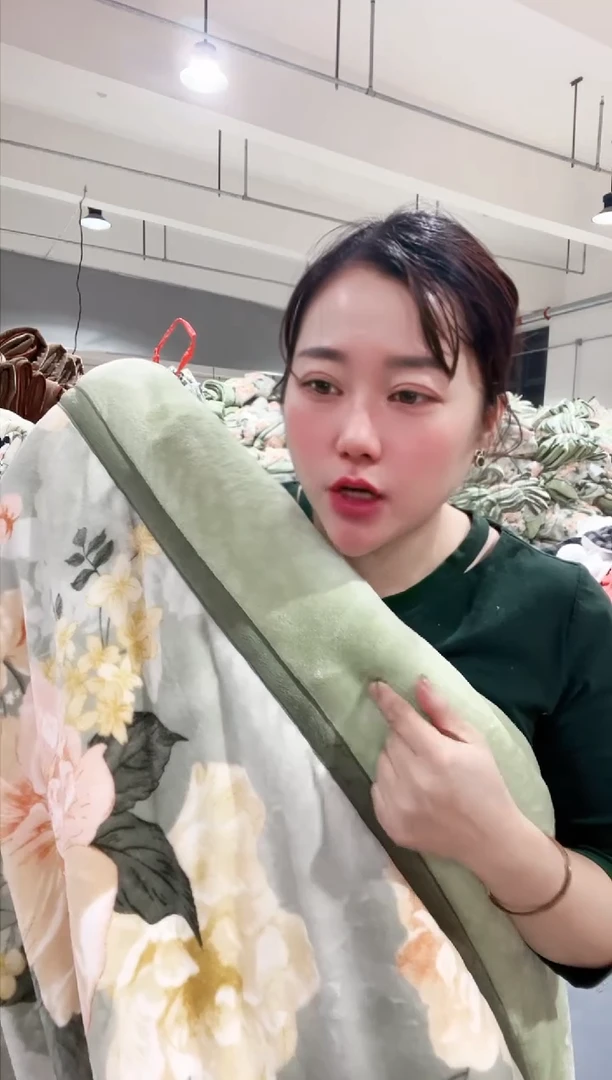 牛奶绒赫莲古娜  被子     瑕疵  1.8*2.0米