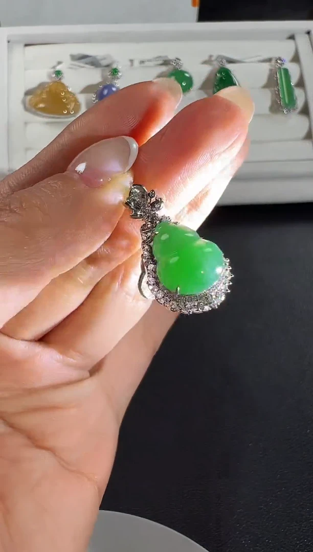 颈饰18K金镶嵌翡翠序号81