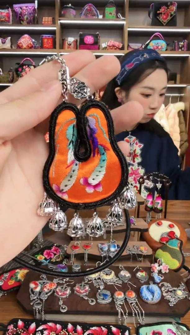 【闪购商品】织绣104蒙阿苏苗绣传承