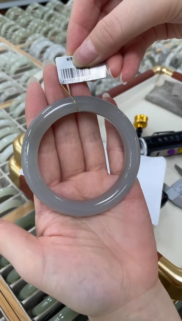 未镶嵌手镯和田玉57圈口 3200