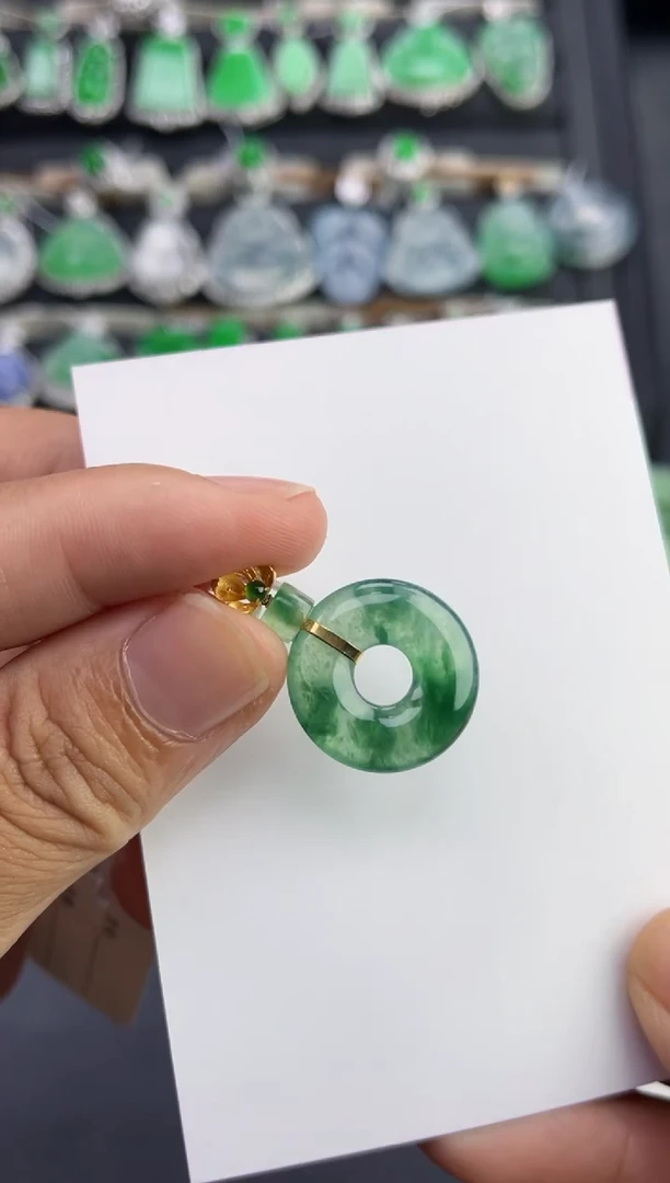 翡翠18K金镶嵌吊坠(不含链)多人