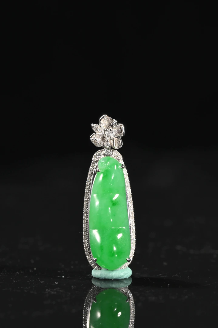精美首饰  18K金钻镶嵌天然翡翠正阳绿福豆吊坠高贵优雅女款