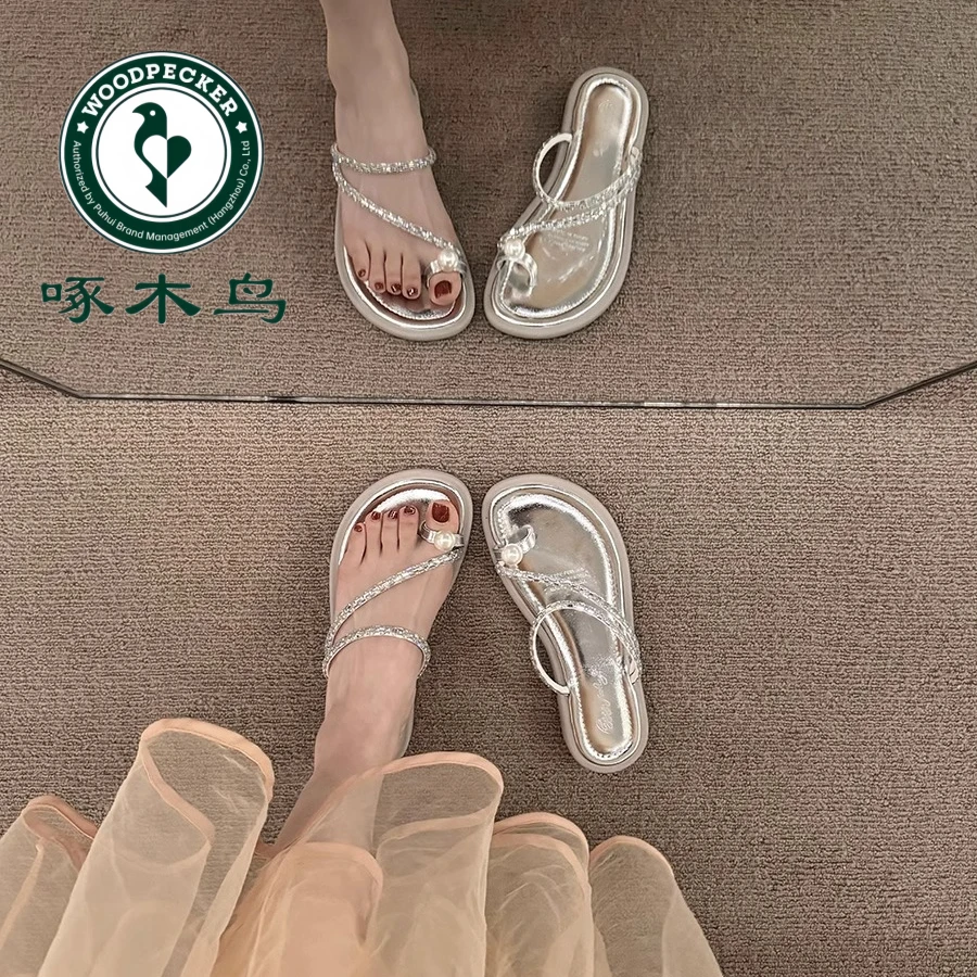 啄木鸟珍珠套趾凉拖鞋女外穿2025年新款夏季平底仙女风配裙子凉鞋