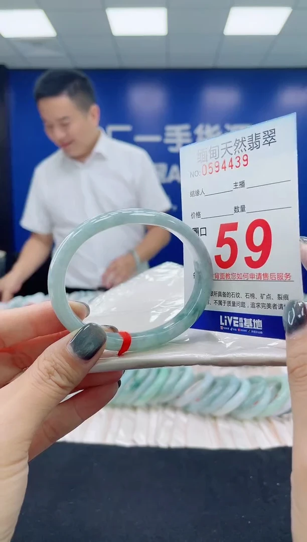 未镶嵌手镯翡翠天然翡翠手镯