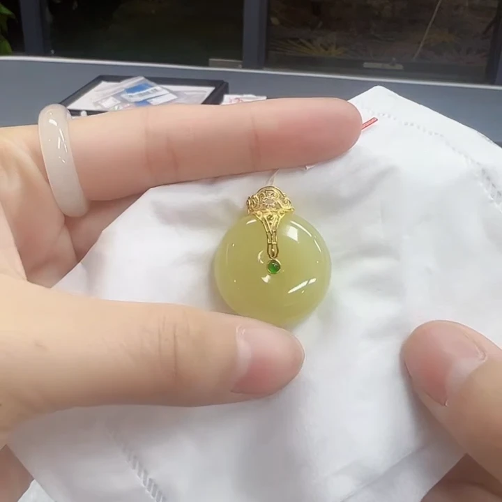 Gloire/古名【睿泽鉴宝】18K和田玉黄口平安扣吊坠24*10 DY7074