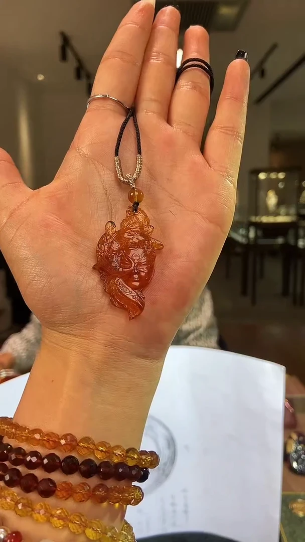 琥珀颈饰未镶嵌雕刻件吊坠