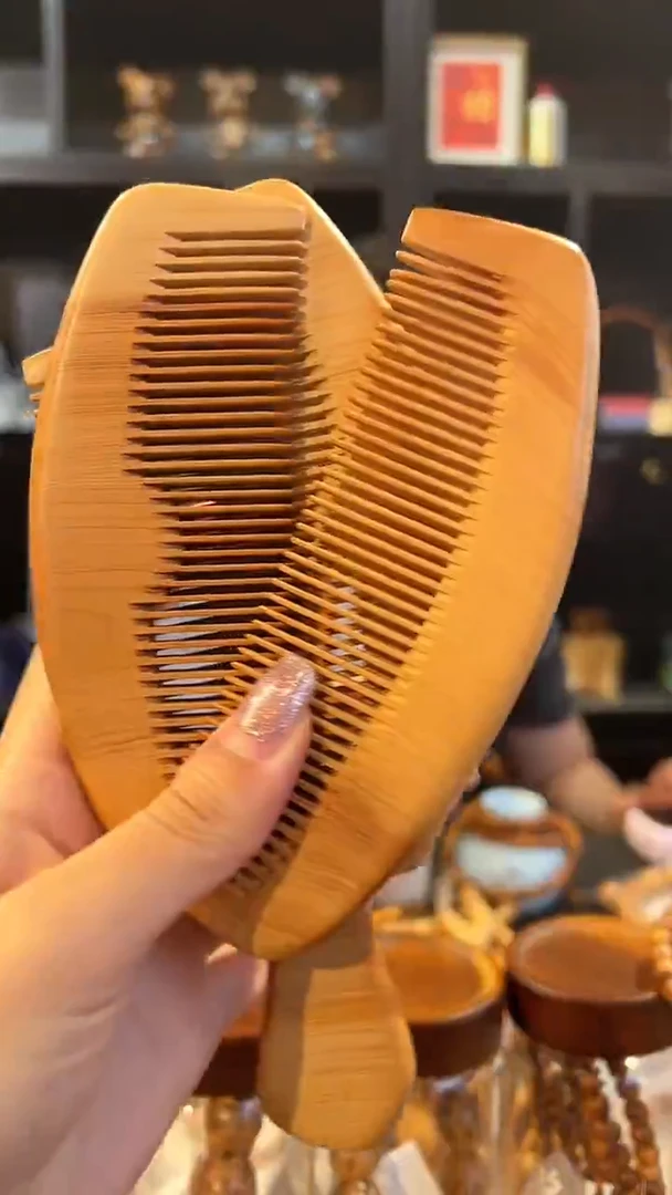 福利太行崖柏梳子随机发的