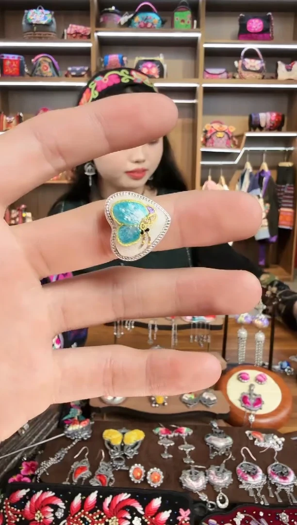 【闪购商品】织绣187蒙阿苏苗绣传承