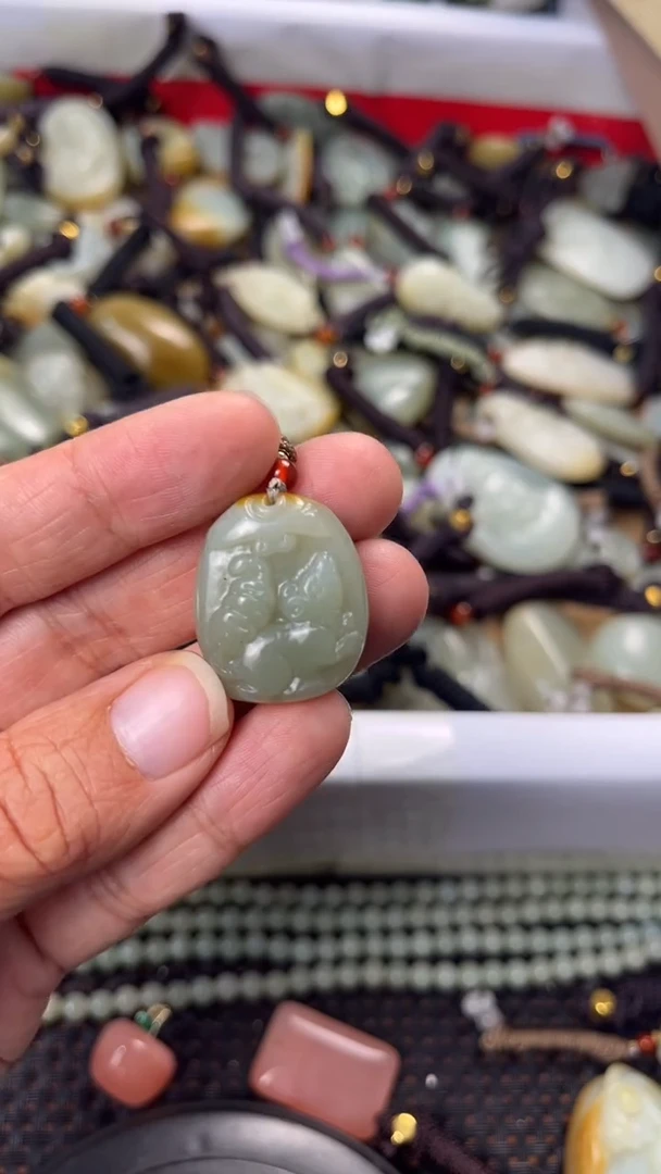 【闪购商品】和田玉颈饰未镶嵌多样性发货没有证书拍一发一有瑕