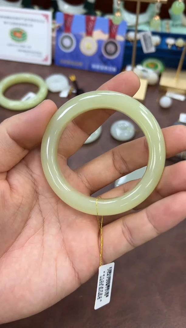 未镶嵌手镯和田玉有明显包容54-55  310