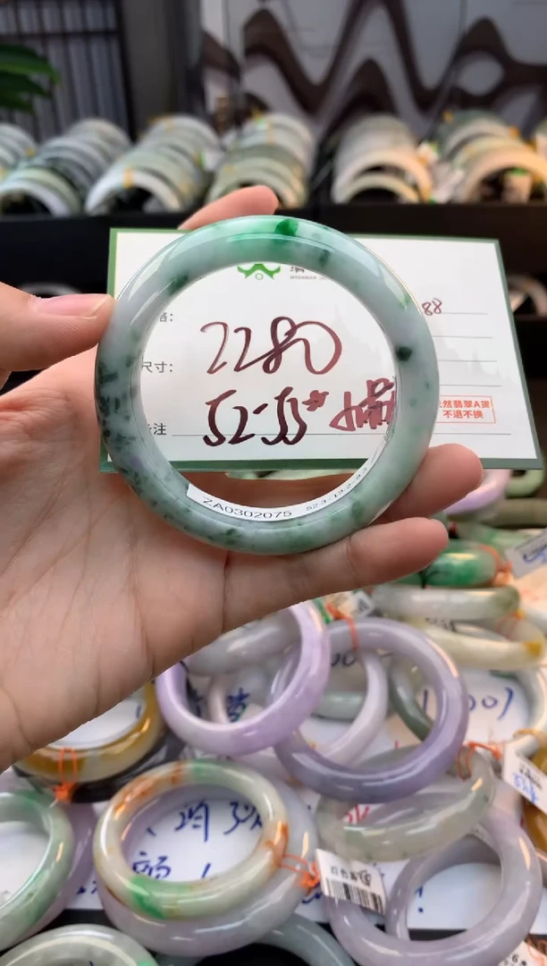 未镶嵌定制翡翠毛货需精细抛光+多人