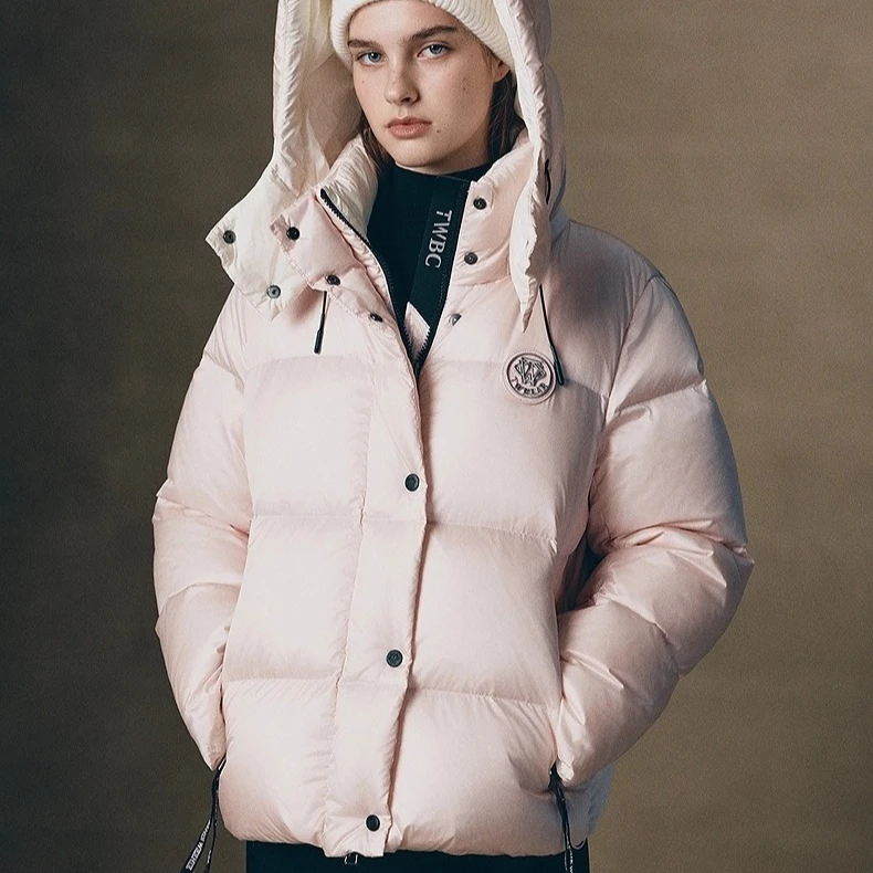 TeenieWeenie25冬季新款保暖舒适连帽黑金鹅绒服TTJD254VW1K