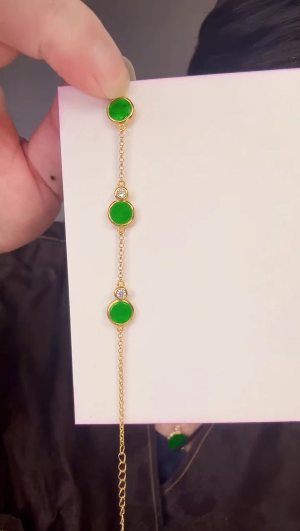 翡翠未镶嵌颈饰一件