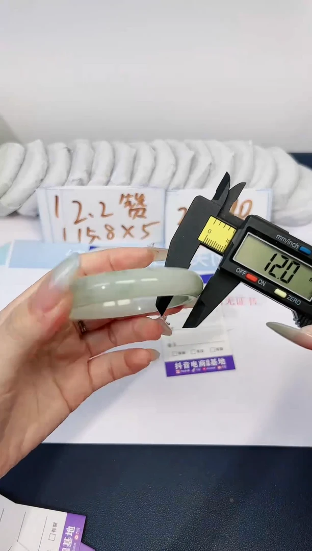 【闪购商品】石英质玉手镯合金175-58.3