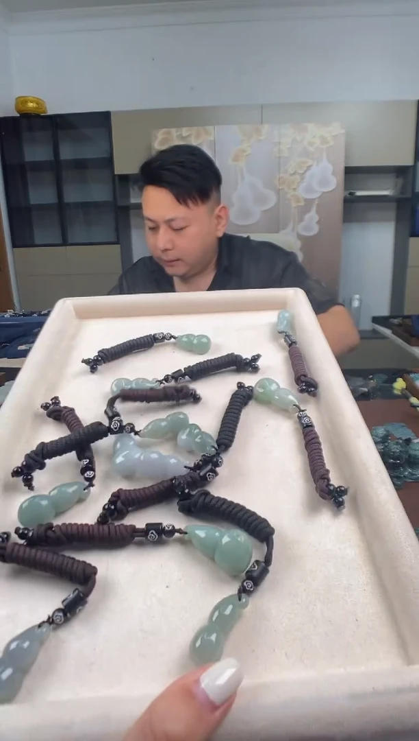 颈饰未镶嵌翡翠 多样性发其一