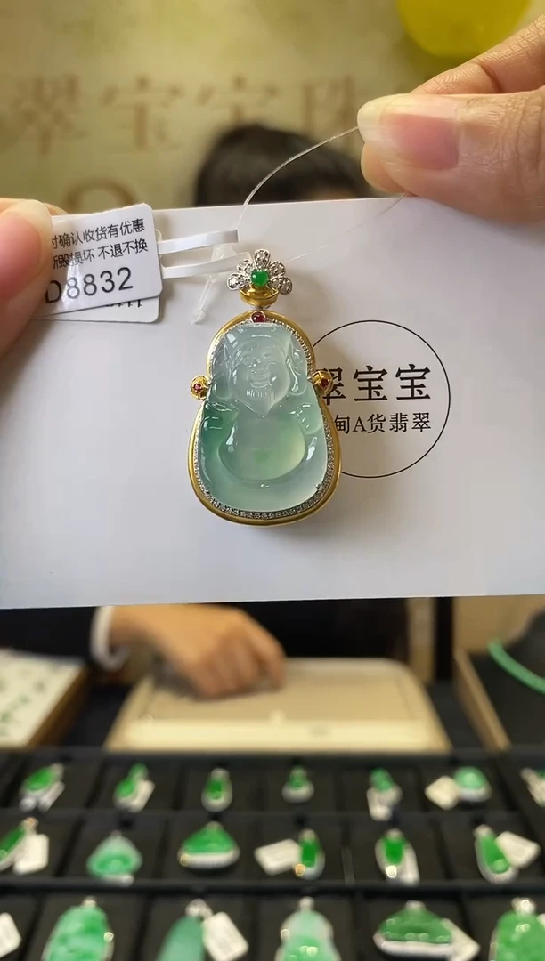 颈饰18K金镶嵌翡翠D8832 财神 含运营费