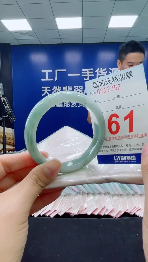 未镶嵌手镯翡翠天然翡翠手镯