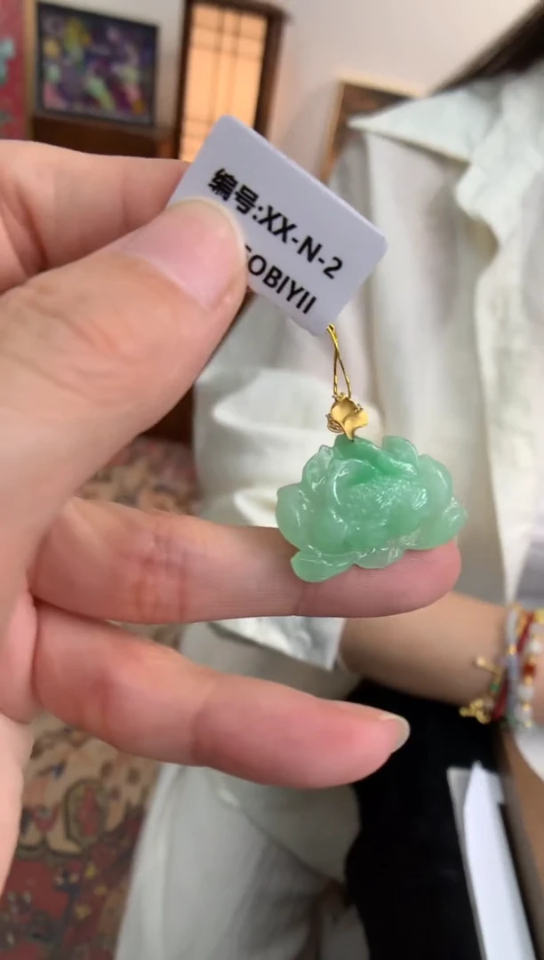 翡翠18K金镶嵌颈饰莲花