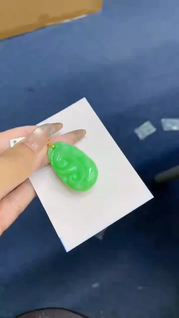 颈饰18K金镶嵌翡翠1