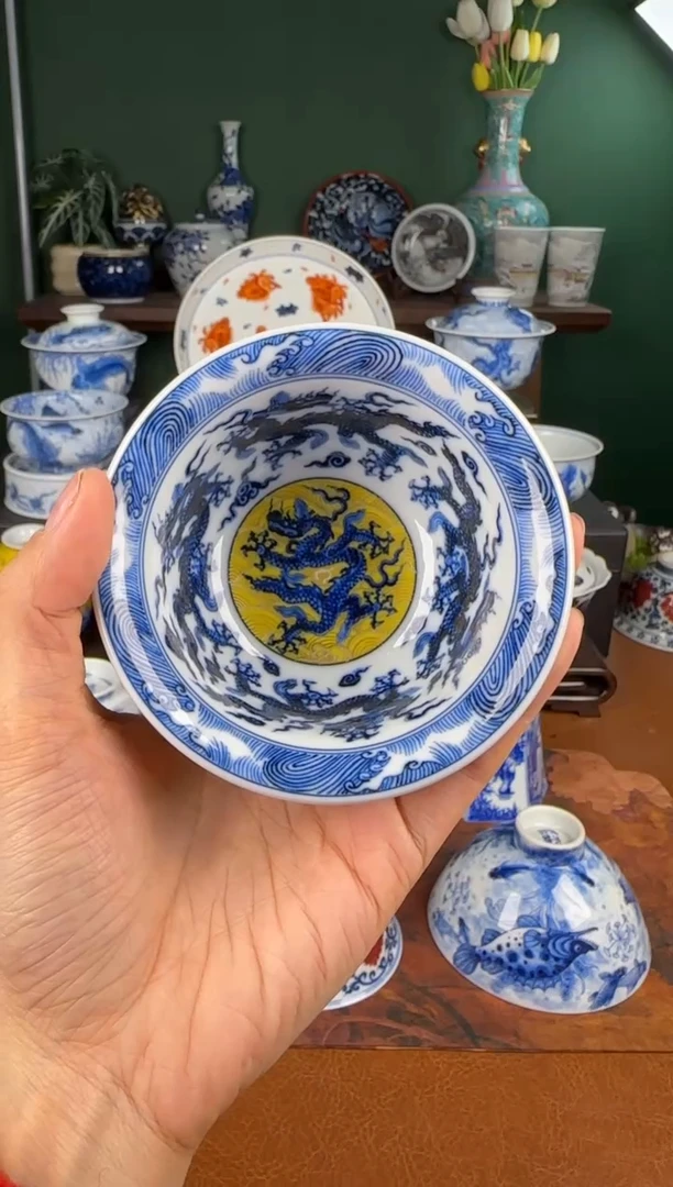 杯水造。黄釉青花龙纹。 压手杯