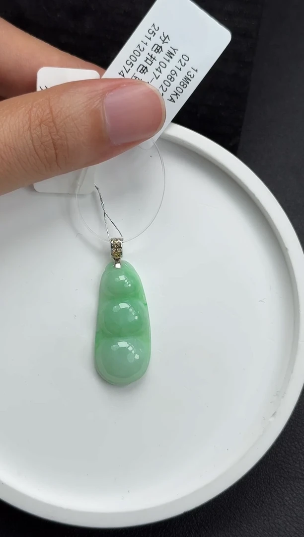 颈饰18K金镶嵌翡翠豆子