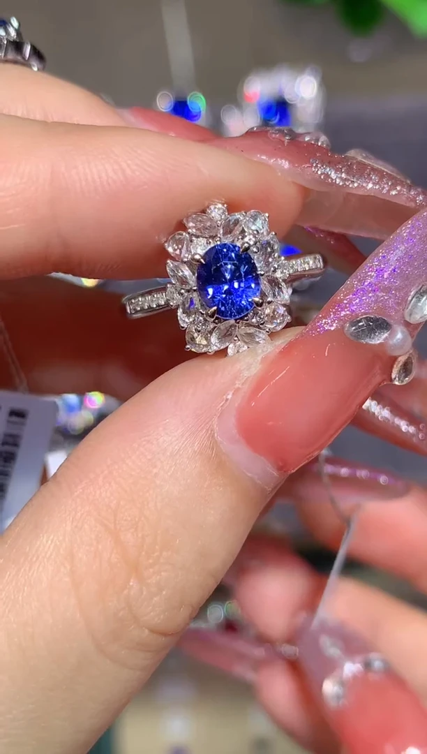 戒指蓝宝石18K金镶嵌0.85CT