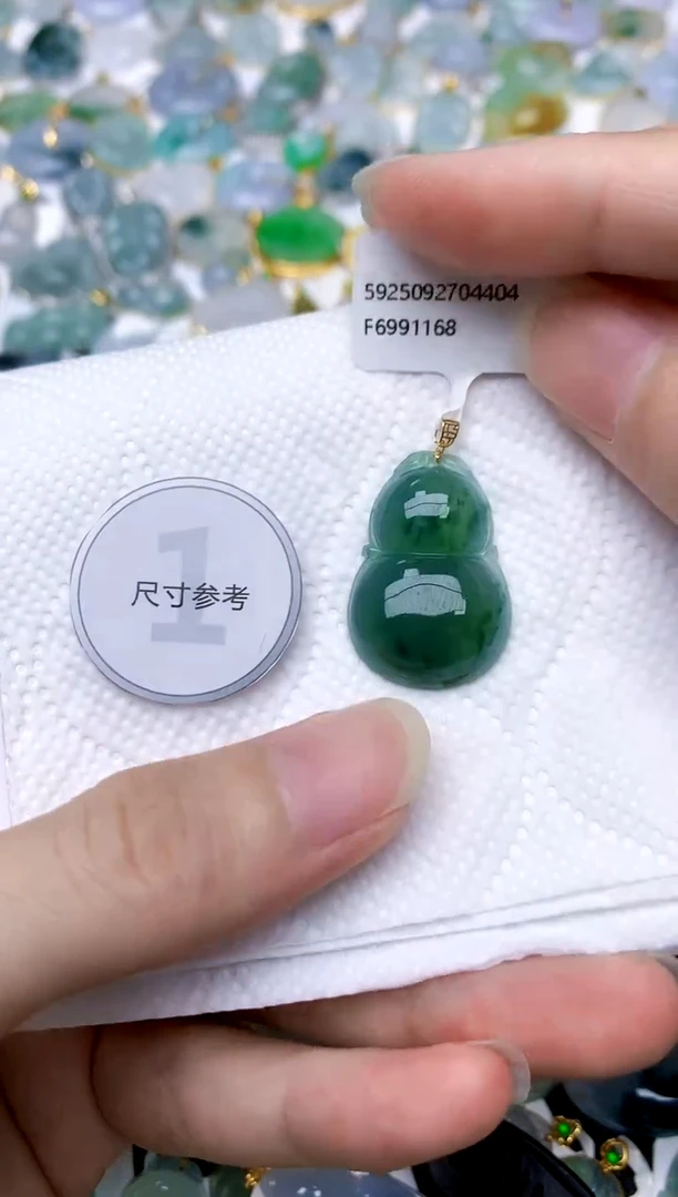 颈饰18K金镶嵌翡翠天然A货翡翠