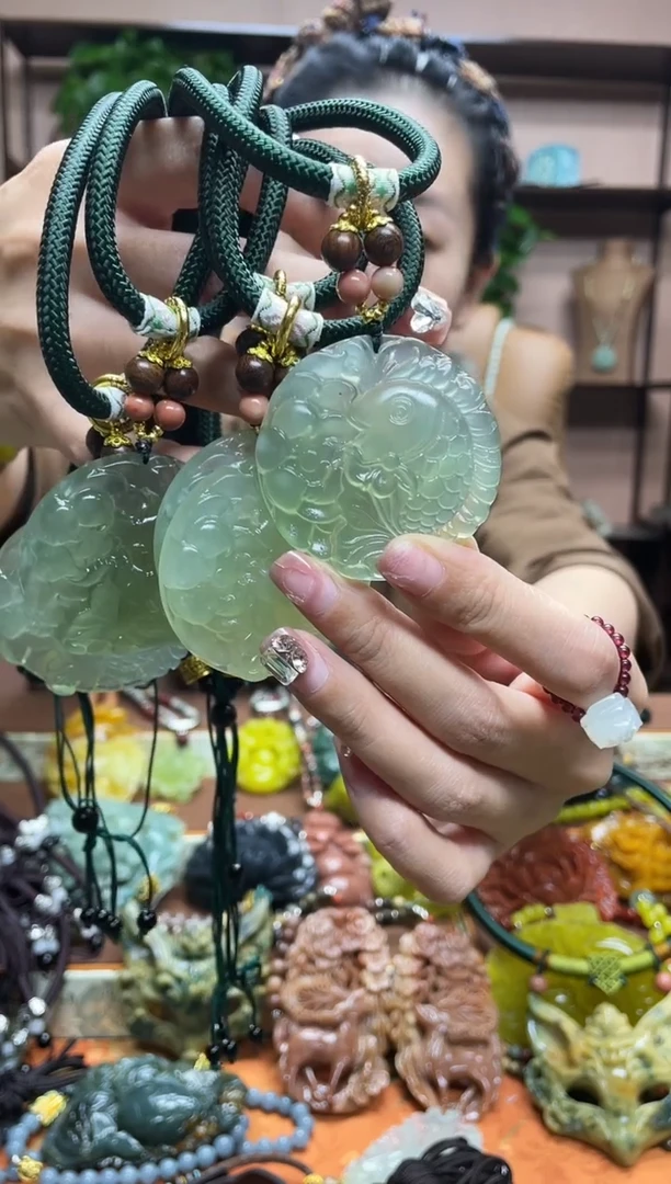 未镶嵌岫玉吊坠多样性发货发其中之一