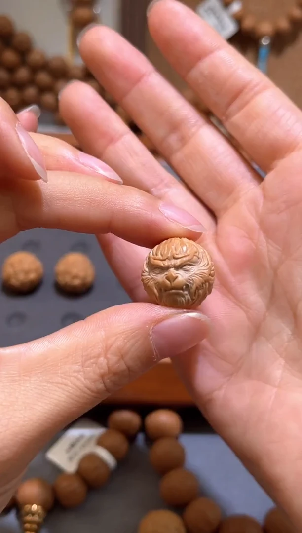 猴头核桃吊坠大圣雕刻珠