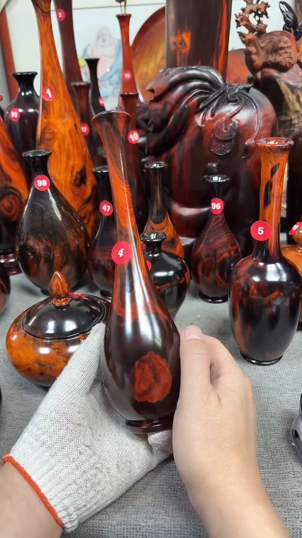 木卡****特大红酸枝花瓶一个