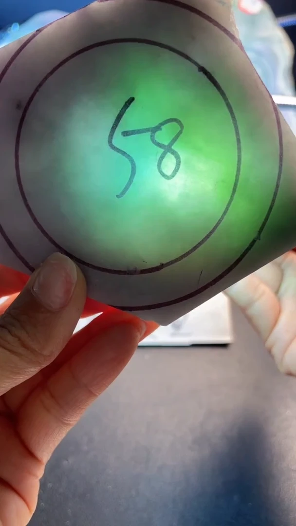 颈饰未镶嵌翡翠传**计翡翠