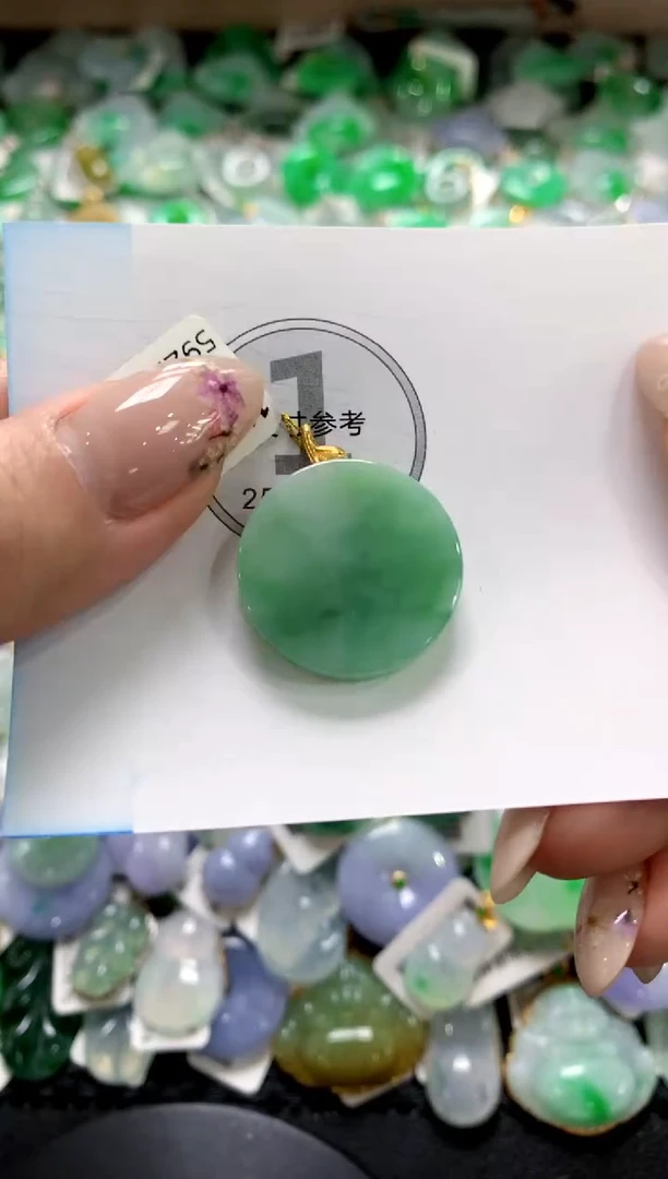 翡翠18K金镶嵌颈饰1111111111111111