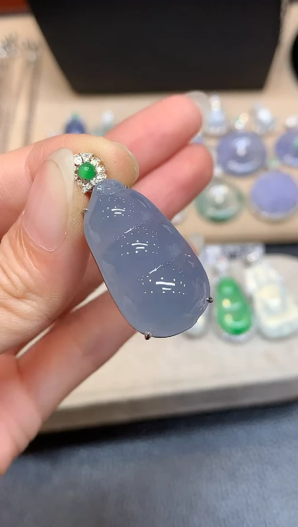 颈饰18K金镶嵌翡翠福豆【无服务费