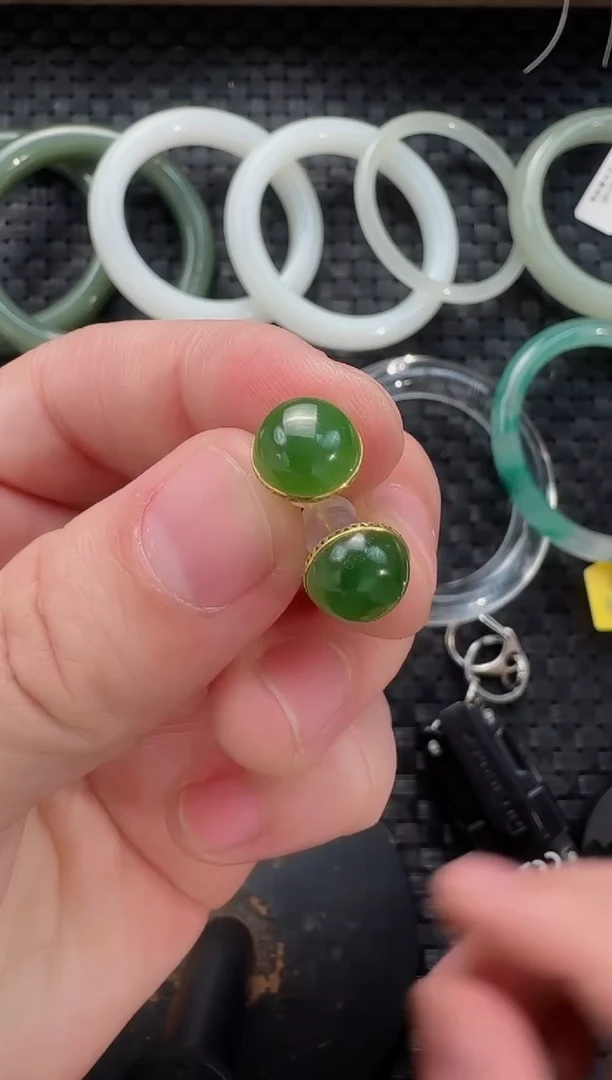 颈饰18K金镶嵌和田玉耳钉