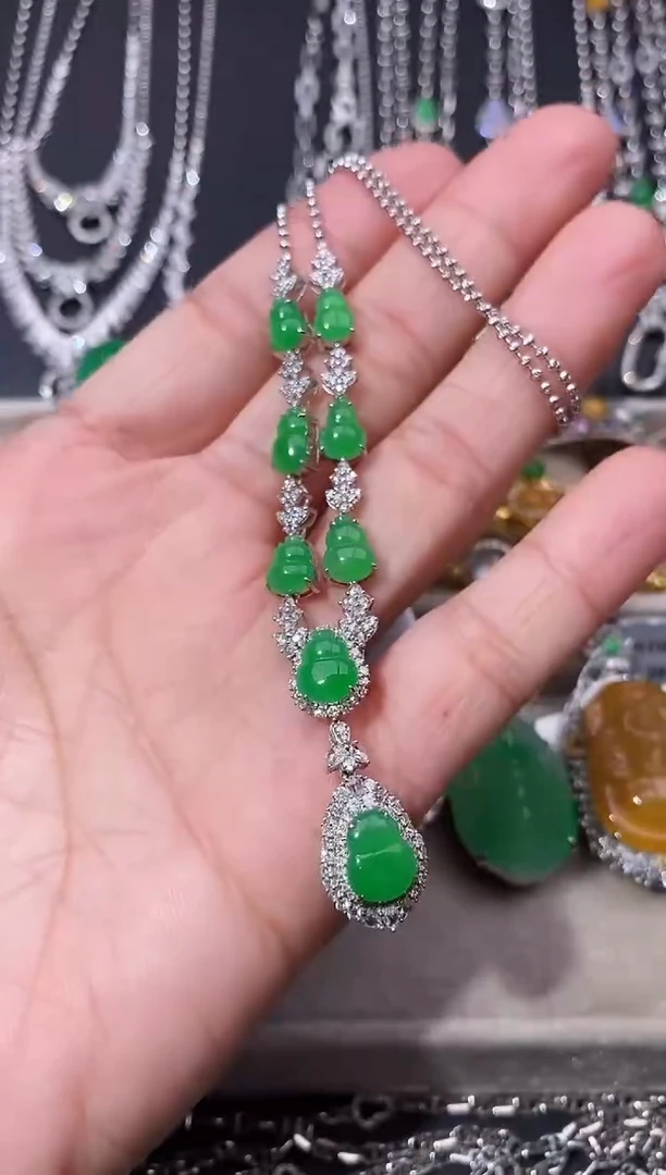 颈饰18K金镶嵌翡翠套链