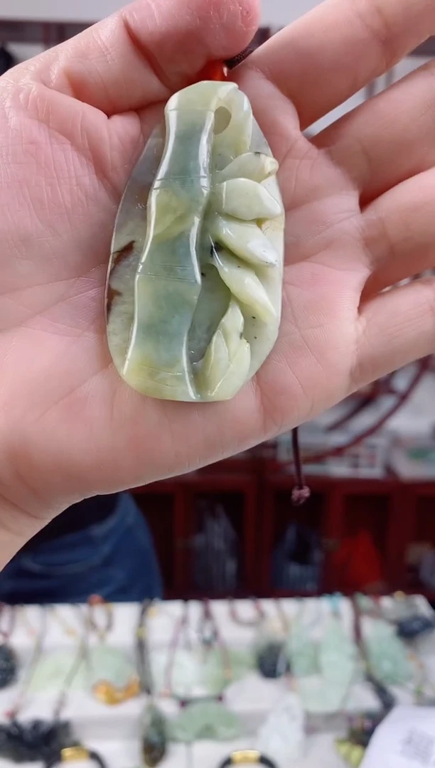 未镶嵌岫玉颈饰1