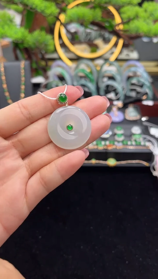 颈饰18K金镶嵌翡翠吊坠