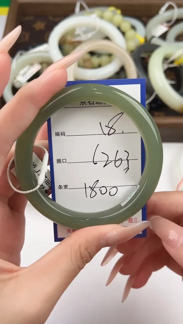 未镶嵌手镯和田玉18颜色微差无瑕疵