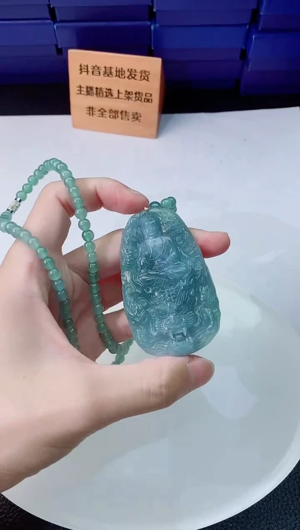 翡翠未镶嵌颈饰    `