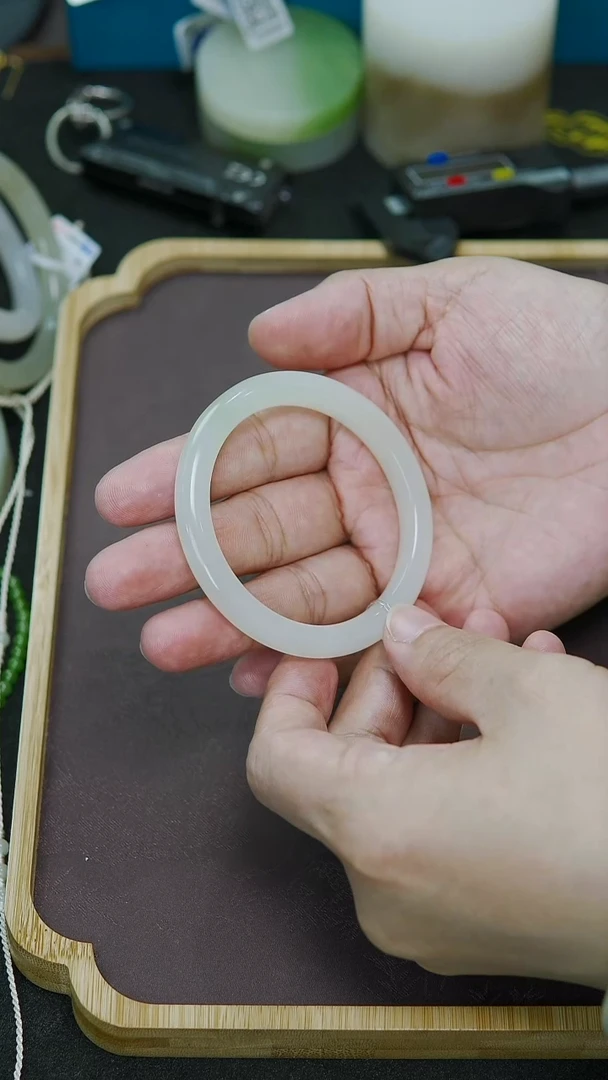 未镶嵌手镯和田玉53-54圈口小正装白底翠