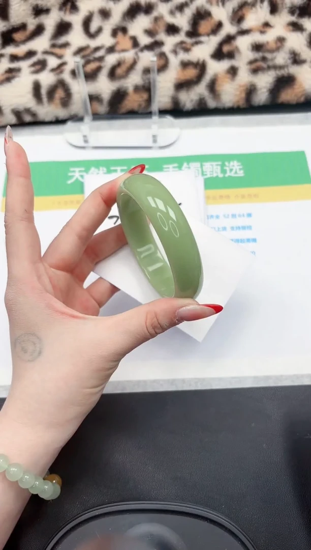 【闪购商品】石英质玉手镯未镶嵌64-60