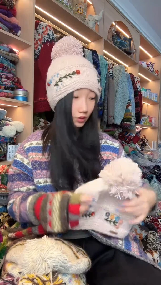 羊毛粉色刺绣单球帽