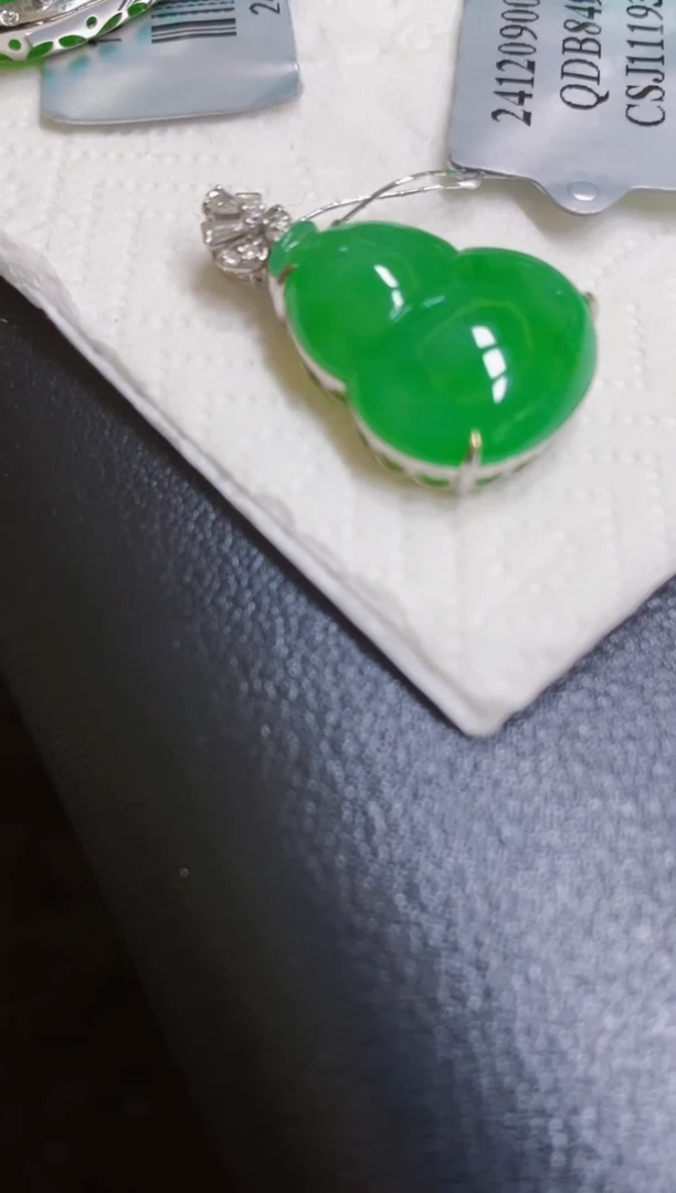 颈饰18K金镶嵌翡翠葫芦