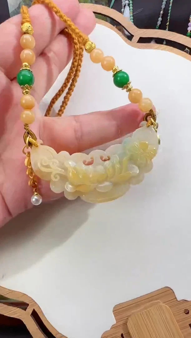 翡翠未镶嵌颈饰拍照